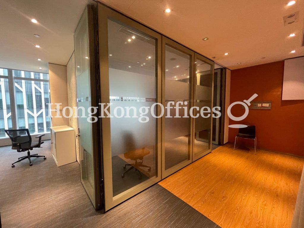 Des Voeux Road Central, 33