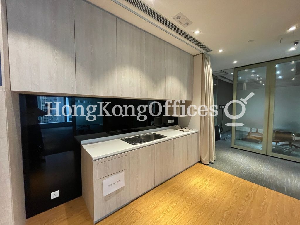 Des Voeux Road Central, 33